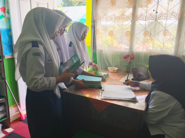 Siswa-Siswi MTsN 1 Kerinci Antusias Meminjam Buku Pelajaran di Perpustakaan.