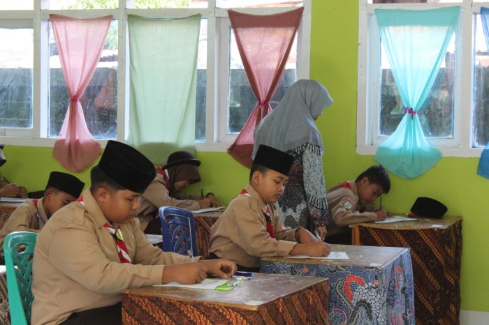 Ujian Tengah Semester Berlanjut, Siswa MTsN 1 Kerinci Uji Kemampuan di Mapel Prakarya dan Bahasa Arab