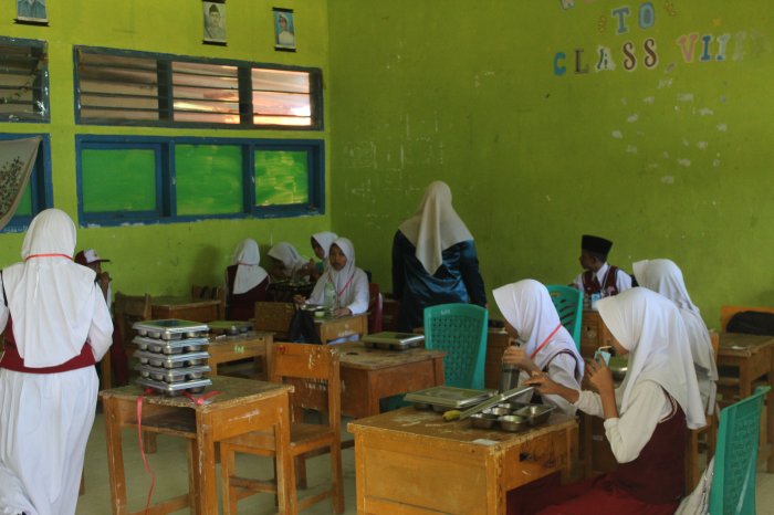 Calon Murid Baru MTsN 1 Kerinci Nikmati Hidangan MBG dengan Penuh Antusias