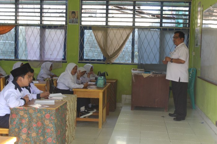 Siswa Kelas 7A Antusias Belajar Bahasa Inggris: Mengenal Cardinal dan Ordinal Numbers