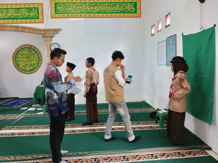 Siswa MTsN 1 Kerinci Tunjukkan Keaktifan dan Ketertiban dalam Sesi Foto Pembuatan KTA Gudep