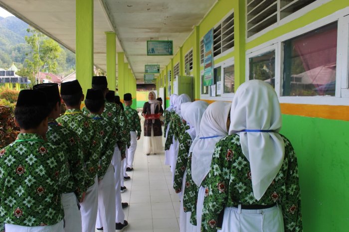 Tertib di Teras Kelas, Siap di Ruang Ujian: Budaya Salam Santun Sambut Ujian Semester