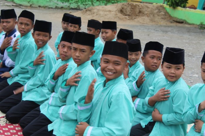 Teriakan Penonton Pecah! Tari Saman MTsN 1 Kerinci Bikin Hari Guru Makin Bergemuruh