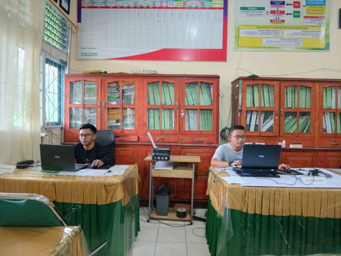 Proktor dan Teknisi MTsN 1 Kerinci Menginput Berita Acara Usai Gladi Bersih TKA