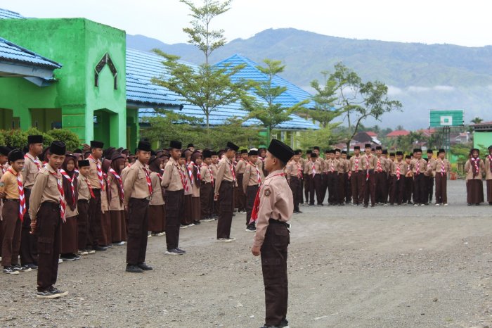 ??? Ibu Bela Syarifah, S.Pd Ajak Siswa MTsN 1 Kerinci Tingkatkan Disiplin Lewat Apel Pagi