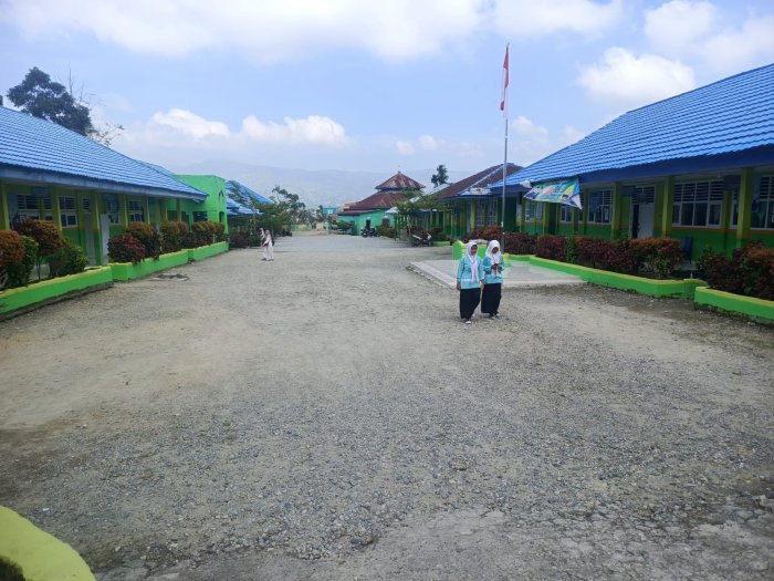 Jumat Bersih di Tengah Pelaksanaan Ujian Semester Genap MTsN 1 Kerinci Jumat Bersih di Tengah Pelaksanaan Ujian Semester Genap MTsN 1 Kerinci