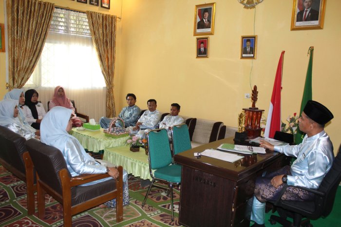 Rapat Staf Tata Usaha Bersama Kepala Madrasah Bahas Peningkatan Layanan di MTsN 1 Kerinci