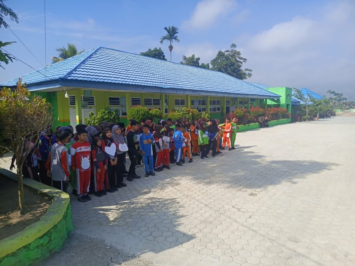 MATAMUDA MTsN 1 Kerinci, Murid Baru Antusias Ikuti Materi Pengenalan Upacara Bendera dan Latihan Baris-Berbaris MATAMUDA MTsN 1 Kerinci, Murid Baru Antusias Ikuti Materi Pengenalan Upacara Bendera dan Latihan Baris-Berbaris
