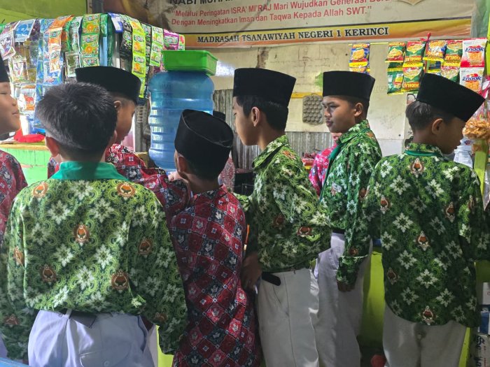 Berkah dan Sehat, Siswa Antusias Berbelanja di Kantin Halal MTsN 1 Kerinci