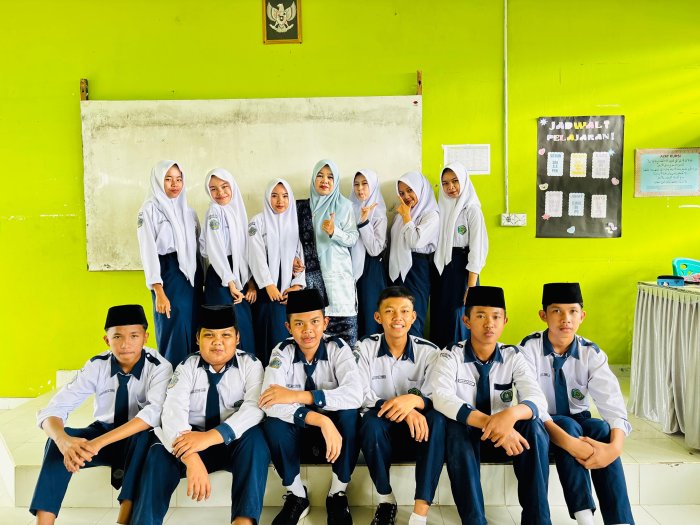 Penuh Keakraban, Kelas 9A Rayakan Hari Guru dengan Kejutan Istimewa untuk Wali Kelasnya Ibu Cindra Sudarti, S.Ei