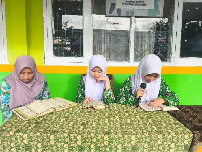  Suasana Pagi Rabu Semakin Berkah, Arofah dan Zahira Pimpin Tadarus di MTsN 1 Kerinci