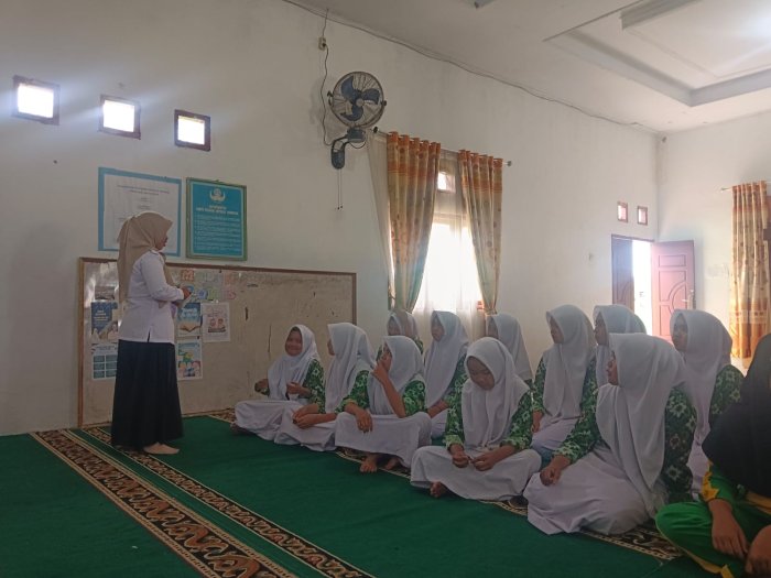 Wujudkan Generasi Sehat dan Cerdas, Siswi MTsN 1 Kerinci Terima Tablet Tambah Darah dari Puskesmas Kemantan