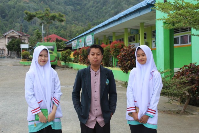 Siaga dan Peduli! Anggota UKM MTsN 1 Kerinci Tanggap Menangani Siswa yang Sakit