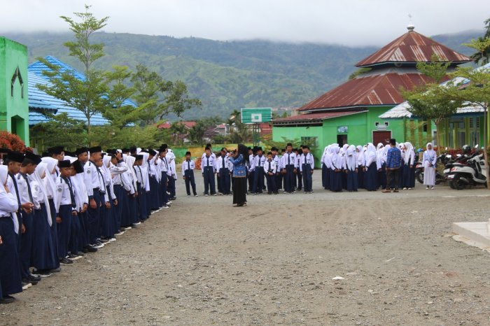 Jaga Kesiapan dan Kedisiplinan, Siswa MTsN 1 Kerinci Laksanakan Persiapan Barisan Sebelum Upacara Bendera