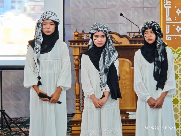 Penuh Penghayatan! Siswa MTsN 1 Kerinci Suarakan Kepedulian Palestina Lewat Drama di Masjid Baitul Ihsan