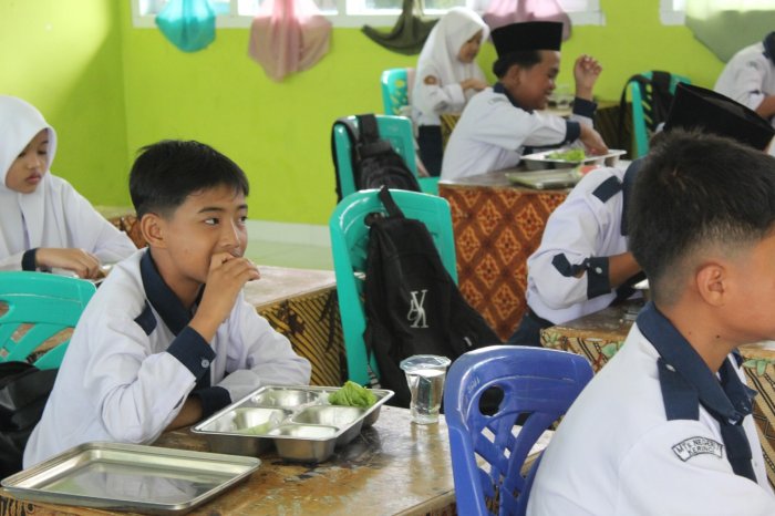 SANTAP LAHAP MBG HARI INI! MENU SPESIAL BIKIN SISWA MTsN 1 KERINCI MAKIN SEMANGAT