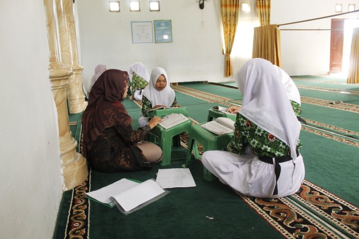 Bacaan Al-Quran Siswa Kian Mantap! Ini Momen Tahsin Eksklusif Bersama Ibu Harnilis