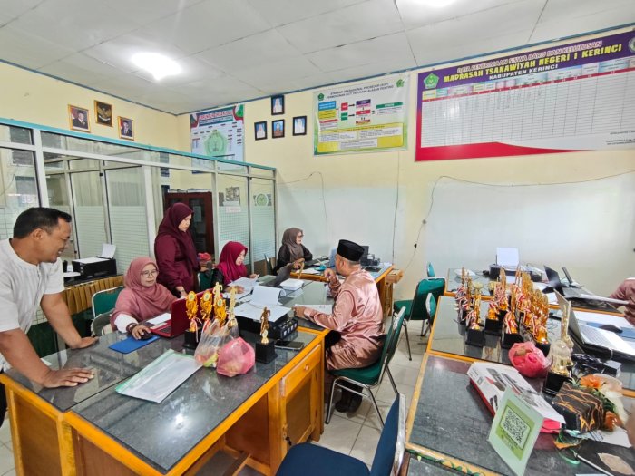 MTsN 1 Kerinci Matangkan Persiapan Penyerahan Piagam Penghargaan bagi Siswa Berprestasi.