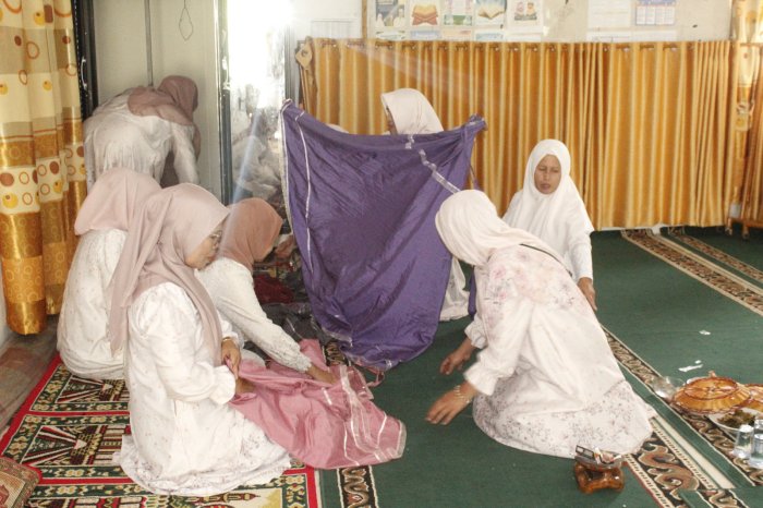 Guru MTsN 1 Kerinci Rapikan Mukena di Musala, Wujud Teladan dan Kepedulian