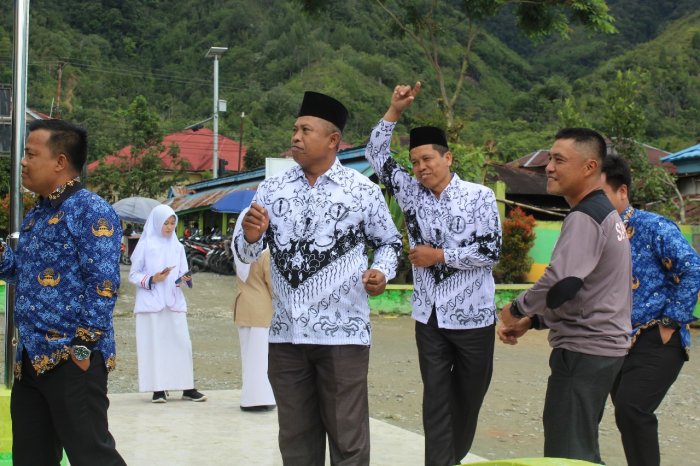 Serunya! Bapak-Bapak MTsN 1 Kerinci Adu Estafet Lagu Bikin Semua Ketawa Bahagia
