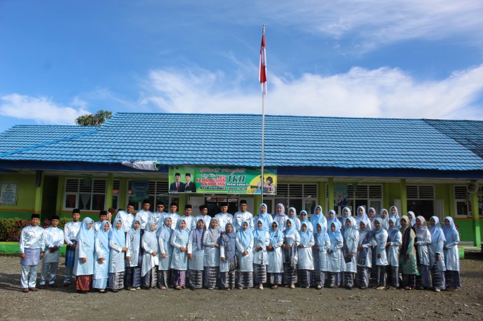 Kebersamaan dan Kekompakan Terpancar dalam Kegiatan Foto Bersama PTK MTsN 1 Kerinci