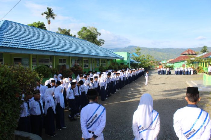 Upacara Bendera, MTsN 1 Kerinci Berlangsung Khidmat dengan Petugas Kelas 8B