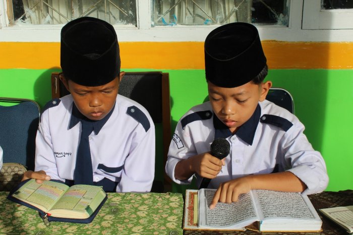 Tadarus Pagi Warnai Awal Pembelajaran di MTsN 1 Kerinci  Elga dan Amar Jadi Petugas Hari Ini