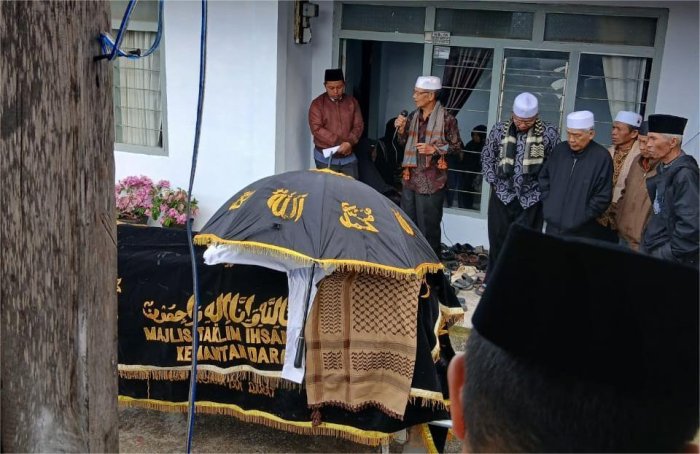 Keluarga Besar MTsN 1 Kerinci Turut Berduka Cita atas Wafatnya Orang Tua Staf Tata Usaha