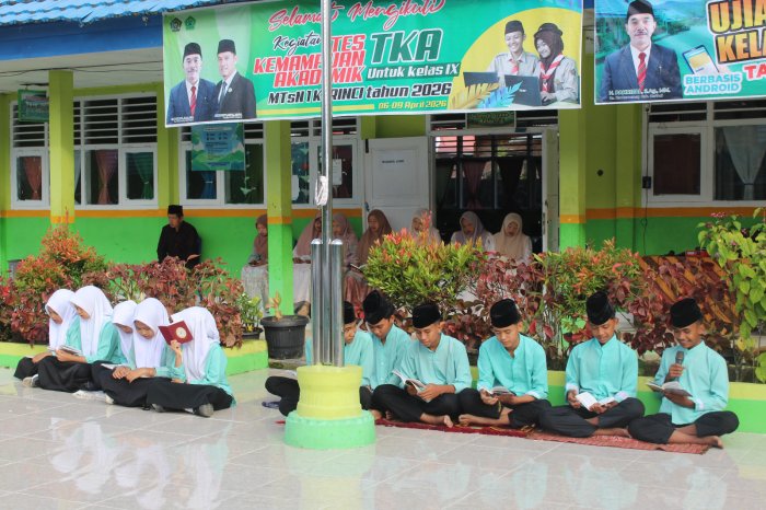 Jumat Penuh Berkah, Warga MTsN 1 Kerinci Khusyuk Ikuti Tadarus Pagi Jumat Penuh Berkah, Warga MTsN 1 Kerinci Khusyuk Ikuti Tadarus Pagi