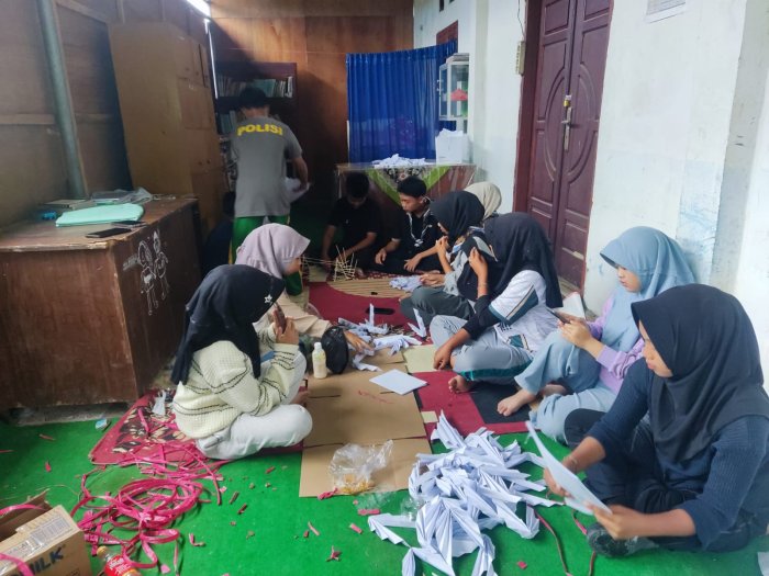 Kreatif! MTsN 1 Kerinci Matangkan Persiapan Gaun Daur Ulang untuk Ajang Jambore