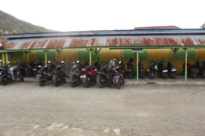  Ciptakan Lingkungan Tertib, Satpam Madrasah Rapikan Parkir Guru Setiap Pagi