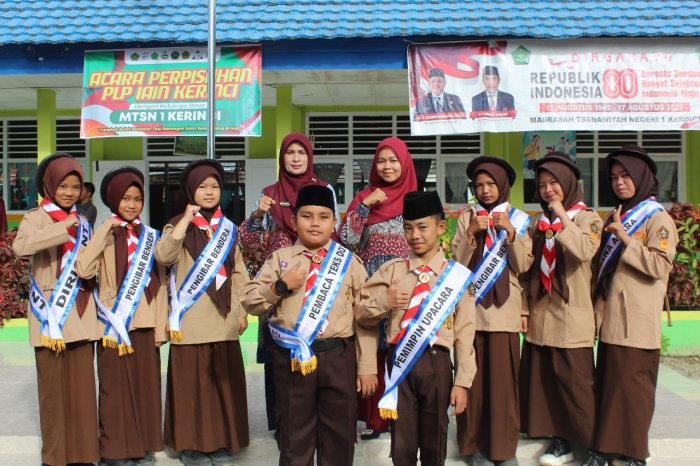 Apel Kedisiplinan MTsN 1 Kerinci Berlangsung Khidmat, Petugas dari Kelas 7D Jalankan Tugas dengan Baik