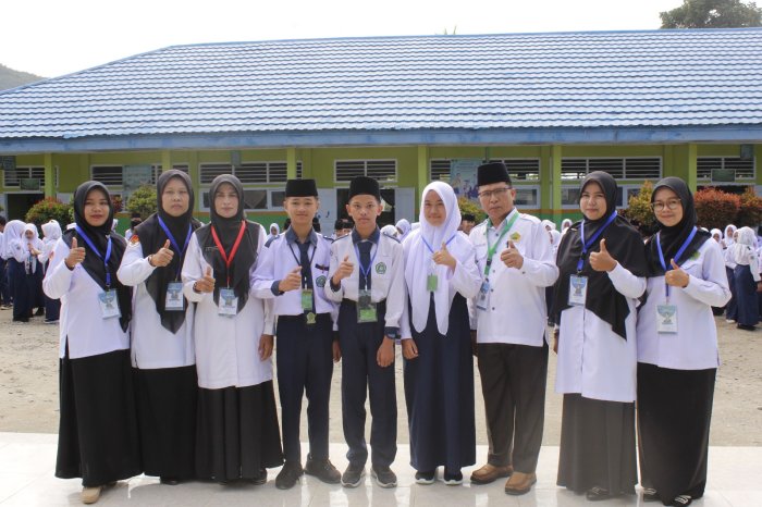 Suasana Hangat Jelang Ujian: Siswa MTsN 1 Kerinci Abadikan Momen Bersama