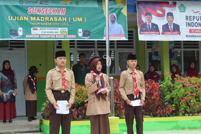 Lomba Kultum 3 Bahasa: Kelas 8B MTsN 1 Kerinci Hadirkan Penampilan Penuh Percaya Diri