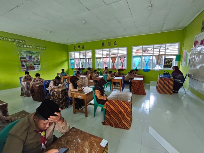 Ujian Hari Ke-5 Berjalan Tertib, Siswa MTsN 1 Kerinci Tetap Semangat Mengikuti Evaluasi Ujian Hari Ke-5 Berjalan Tertib, Siswa MTsN 1 Kerinci Tetap Semangat Mengikuti Evaluasi