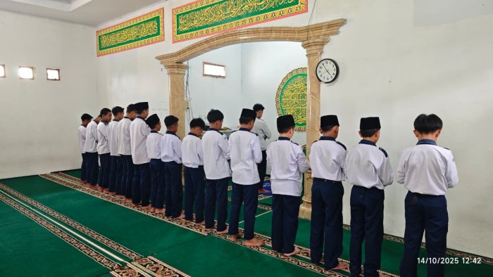 Kelas VIIE dan IXD MTsN 1 Kerinci Tampil Khidmat Jadi Petugas Sholat Berjamaah