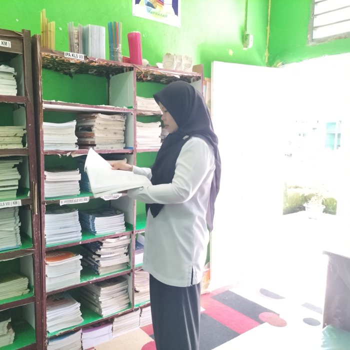Kepala Tata Usaha Lakukan Kunjungan ke Perpustakaan MTsN 1 Kerinci.