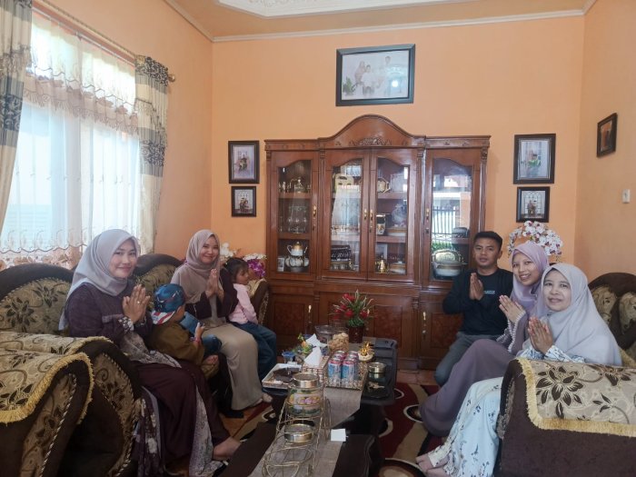 Hangatnya Silaturahmi Lebaran, Staf TU MTsN 1 Kerinci Kunjungi Kediaman Ibuk Harnilis, S.Pd.I