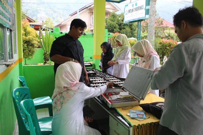 Cegah Gangguan Penglihatan, MTsN 1 Kerinci Hadirkan Pemeriksaan Mata dan Konsultasi Kacamata