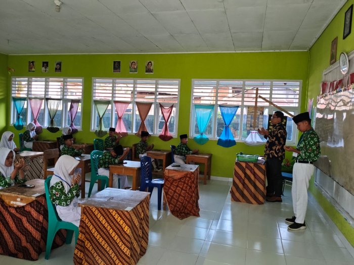Hari Kedua Ujian Semester Genap di MTsN 1 Kerinci Berlangsung Lancar, Tertib, dan Penuh Semangat Hari Kedua Ujian Semester Genap di MTsN 1 Kerinci Berlangsung Lancar, Tertib, dan Penuh Semangat