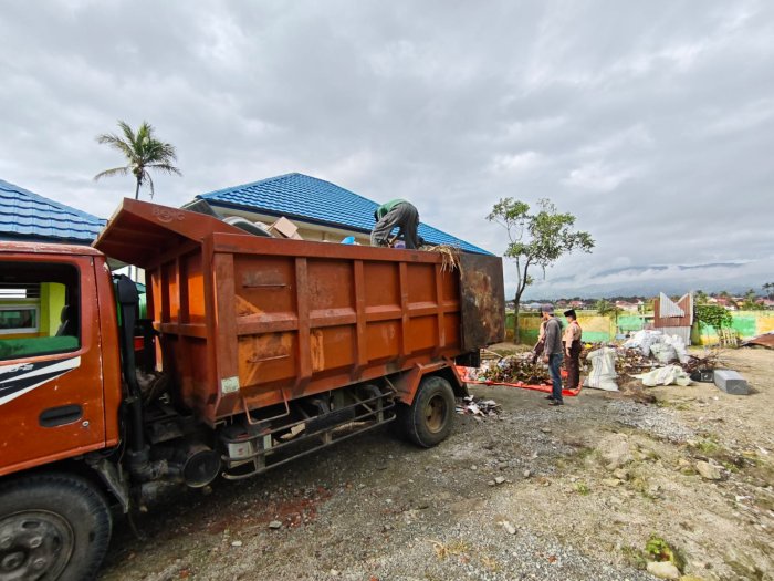 Lingkungan Bersih dan Nyaman, MTsN 1 Kerinci Laksanakan Pembersihan Sampah dan Pengangkutan dengan Truk