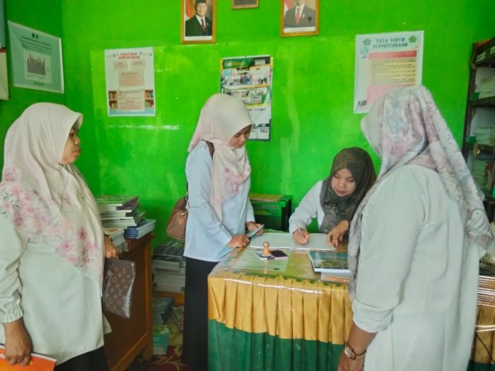 Perpustakaan MTsN 1 Kerinci Ramai Dikunjungi Guru Mapel untuk Peminjaman Buku Pegangan