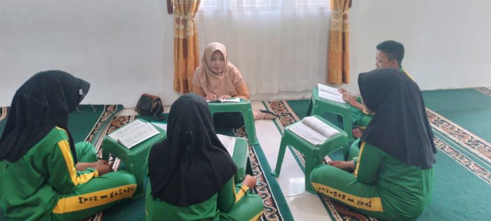 Siswa-Siswi MTsN 1 Kerinci Semarakkan Tahsin Firqoh Ar Rahim Bersama Ibu Epiwati, S.Pd.I