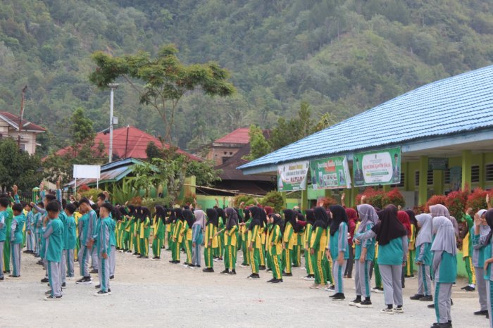 Gegap Gempita di Halaman Madrasah! Siswa MTsN 1 Kerinci Tampil Kompak dan Enerjik di Senam Sabtu Sehat