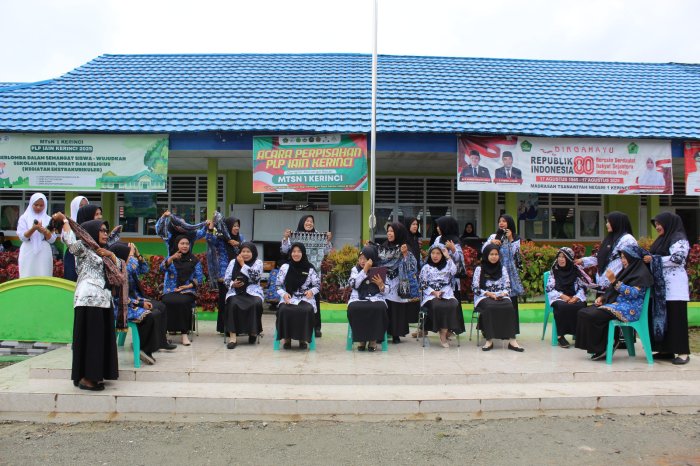 Tradisi Bertemu Kreativitas, Ibu-Ibu MTsN 1 Kerinci Ramaikan Lomba Pemasangan Tengkuluk