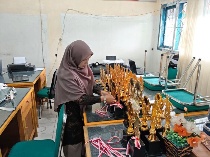 Jelang Pembagian Rapor, MTsN 1 Kerinci Siapkan Trofi Spesial untuk Siswa Terbaik! Jelang Pembagian Rapor, MTsN 1 Kerinci Siapkan Trofi Spesial untuk Siswa Terbaik!