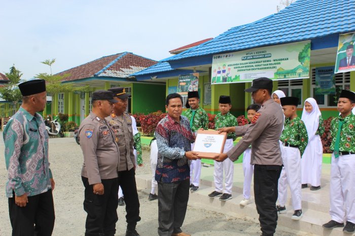 Polisi Masuk Madrasah! Kasat Binmas Polres Kerinci Ajak Siswa MTsN 1 Kerinci Jadi Pelopor Keamanan Sekolah.