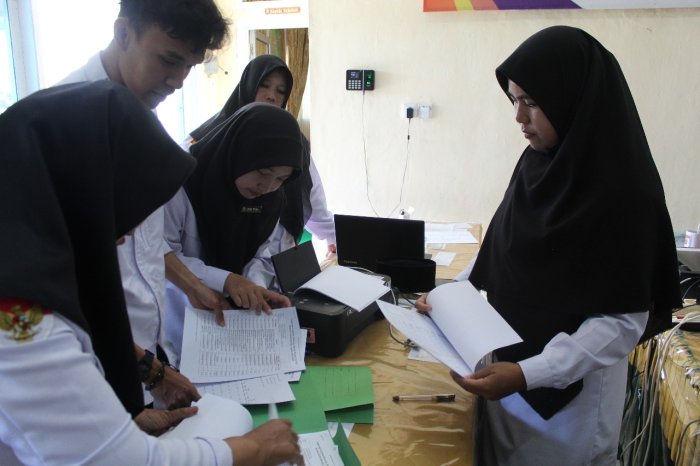 PTK MTsN 1 Kerinci Sigap Tindaklanjuti Arahan Kepala Madrasah, Kumpulkan LKH dan Absensi di Ruang TU