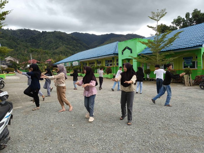 Siap Tampil Maksimal! Kelas IX F MTsN 1 Kerinci Mantapkan Persiapan Lomba Senam