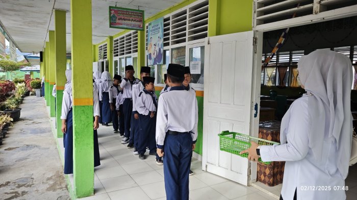 Ujian Hari Kedua Berjalan Tertib, Siswa MTsN … Tunjukkan Disiplin yang Baik